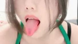 高颜值西安小姐姐！性感身材极度诱惑！黑丝丁字裤，揉搓骚穴特写，翘起屁股拍打肥臀