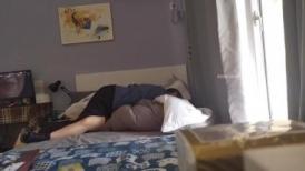 小伙把打扮时尚清纯漂亮妹带到住所半推半就肏了很敏感呼吸急促大声淫叫强行内射妹子嗷嗷哭对白刺激
