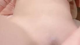 难得一见超嫩馒头逼！超棒身材细腰美乳！无毛嫩穴假屌猛捅，淫水四溅太骚了，手指扣入疯狂揉搓阴蒂