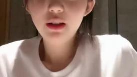 如向日葵般女孩--卖萌希瑞❤️ 清纯且可爱，一对吊钟乳，和男友在酒店把玩双峰，洗澡搓奶，开水烫逼逼，肉棒自慰！