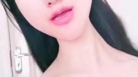 很有韵味的大奶宝贝，高跟露脸情趣睡衣诱惑，漏出性感的大奶子自己舔，逼逼特写精彩展示，道具抽插浪叫不断