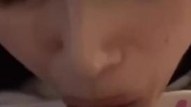 美女吃鸡 棒棒真的太大了 一口含不下 贫乳妹子嘴里塞着j鸡吧 被快速抠逼都快哭了