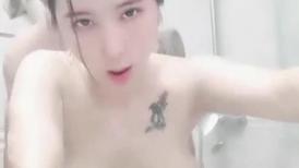 浴室狂欢~转场床上大战~亲亲小嘴，值得一看~老公~用力操啊~再用力点~好舒服~快救命啊~受不了~快射我嘴里！