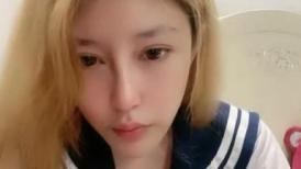 初下海网红美女！学生情趣装制服！白皙皮肤丝袜美腿，半脱下翘起美臀，无毛肥唇美穴