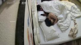 流出酒店偷拍 邻家大奶妹一边看手机啪啪视频一边和男友草逼被外射肚子上