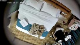 新流出安防酒店摄像头偷拍 粗鲁男和反差婊样子斯文的眼镜女炮友带了不少道具开房互怼样子打扮非常搞笑