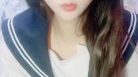JK装文静妹妹！给大家秀一波！美腿白色棉袜，抬起双腿肥臀骚穴，手指插入扣弄，毛毛很浓密