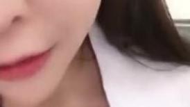 娇喘小婊妹露脸约炮小哥哥就是有一股骚劲，舔鸡巴的样子真让人兴奋，逼逼毛都没有被大鸡巴爆草，呻吟浪叫不断