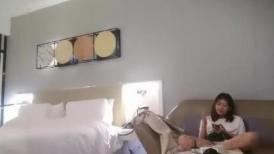老哥约了个高颜值白衣妹子TP啪啪，口交上位骑乘大力猛操，很是诱惑喜欢不要错过