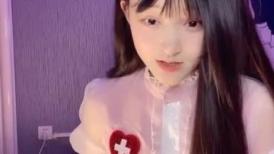 你的04女友，全程露脸护士情趣装让渣男玩弄，吃奶抠逼又舔穴，道具抽插口交大鸡巴，让小哥各种姿势爆草浪叫