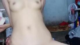 哺乳期的嫂子露脸伺候大哥激情啪啪，口交大鸡巴让大哥多体位揉着骚奶子爆草抽插浪叫不止，还要给狼友挤奶水