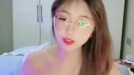 大奶尤物小姐妹全程露脸一起大秀给狼友发骚，互动情趣听指挥叫狼友爸爸，揉奶玩逼自慰撅着屁股给狼友看好骚