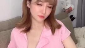 巨乳妹妹 在线诱惑、手感俱佳，捏起来看着都硬了，震动棒震搔穴，叫春 骚呀！