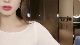 极品网红美女小姐姐！来大姨妈也要秀！性感连体网袜，骚逼塞着棉棒，扭腰摆臀，展示好身材