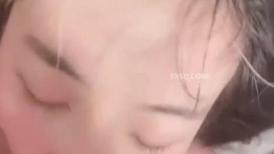 白色巨乳骚妹妹口活，一口吃掉18CM，龟头都被弄出了好多水水！