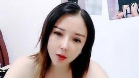 皮肤油面的气质美少妇道具玩黄瓜，镜头前掰穴，搔首弄姿发骚，卫生间洗澡
