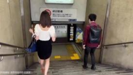 猥琐男地铁站尾随美女星巴克下药迷晕 拖回住所猥亵玩弄一顿操逼内射