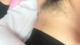良家素颜美女早上还没起床，被奔驰哥要求打炮，极品美乳又白又粉奶头小，被窝里侧插大白臀真实诱惑