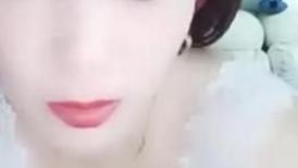 气质少妇露脸与大哥啪啪，很会享受被吃奶舔逼给大哥口交深喉玩的真刺激，各种体位抽插浪荡呻吟最后口爆吞精