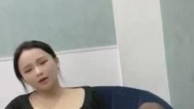 小楠吃不饱：啊啊啊~~哦哦哦 受不了~~  大奶骚货，极品中极品，跳蛋、摇奶，骚骚的叫床声，顶死了！