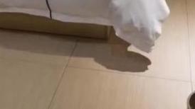 酒店约啪黑丝苗条上门妹，颜值高身材好，服务周到体贴，再持久也要想办法让射出来
