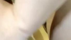 新疆网红脸粉奶少妇和炮友啪啪，性感大屁股扣逼上位骑乘大力猛操，很是诱惑喜欢不要错过