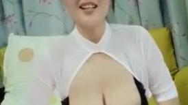 颜值不错大奶少妇开裆黑丝自慰啪啪，边插大黑牛边口交沙发上位骑乘，很是诱惑喜欢不要错过