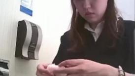 专业盗站一月流出写字楼女厕 正面全景偷拍白领姐姐尿尿长裙美女的性感淡淡逼毛