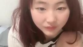 卡哇伊嫩嫩小妹妹！独自一人自慰秀！一脸呆萌，假屌抽插小穴，翘起圆润屁股，手指扣穴