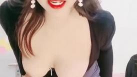 妹妹来了大姨妈让姐姐伺候他，全程露脸黑丝诱惑口交大鸡巴，让大哥揉着妹妹的奶子草着姐姐的骚穴精彩又刺激