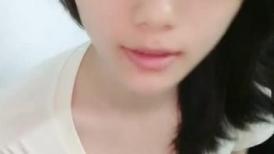 清纯素颜小妹露脸想让狼友们的礼物，听指挥脱光了展示，性感的奶子好诱人，掰开逼逼给狼友看，自慰呻吟刺激