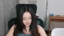 雪莉小可爱！网红美女！骚逼刮完毛再操，按着炮友脑袋舔逼，黑丝高跟鞋骑乘位，扶腰后入爆操
