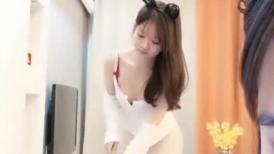 01年龙泽萝莉：我就是广西表妹，记得来柳州吃螺蛳粉顺便约我艹一发，舅妈好骚呀~~拖完地，拿拖把自慰，牛逼！