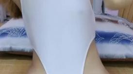 超嫩贫乳小妹妹！近期刚下海，金发苗条身材，应观众要求扣逼，还放不开，微毛紧致嫩穴