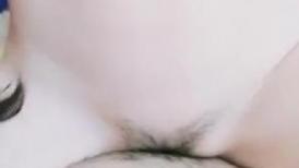 皮肤超白,嫩的流水的艺术院校性感美女私下兼职援交不小心被大鸡巴男无套内射了,逼好像被干肿了用镜子照着看,鲍鱼很特别!