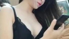 软萌小仙女跟小帅哥啪啪，粉嫩嫩的肉体少女气息扑面而来，鲍鱼一会儿就把小哥哥诱惑的欲火焚身