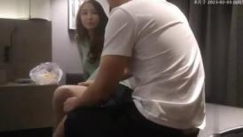 探花约了个绿衣大奶妹子，沙发后入抽插搞一半有事，很是诱惑喜欢不要错过