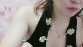 性爱女教授全程露脸激情演绎，淫声荡语互动撩骚，道具抽插骚穴，淫水多多撅着屁股给狼友看淫水往下流好刺激