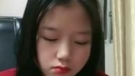 清纯甜美小妹妹！强烈要求秀一下！浴室洗澡微毛馒头B，张开双腿特写，小男友大屌插嘴磨蹭