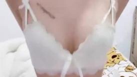 苗条小姐姐！和闺蜜一起女同秀！细腰美臀摇摆，开档黑丝美腿，穿戴假屌操逼，骑乘位深插