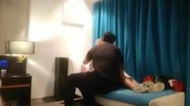 代班小哥约了个黄发短裙萌妹，洗完澡后入骑乘大力猛操，一直呻吟娇喘非常诱人