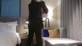 约了个高颜值白衣妹子，洗完澡口交上位骑乘抽插呻吟娇喘，很是诱惑喜欢不要错过