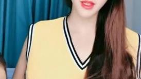 高颜值黄衣小妹全程露脸大秀直播诱惑，穿上性感的黑丝伺候大哥啪啪，口交大鸡巴让大哥打桩机式无套爆草内射