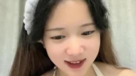 白色抹胸晚礼服，超短裙，大白屁股都是露在外面，丰满大奶子，侧面露出一线天道具插入粉穴
