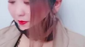 露脸骚货人妻男士公测内勾搭大哥激情啪啪，开档丝袜自慰呻吟给大哥口交大鸡巴，无套抽插直接内射真鸡巴骚啊