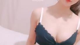嫩模小白兔！极品尤物乖巧美女！吸吮深喉大屌，主动骑乘位插穴，边操边说骚话，娇喘呻吟好听