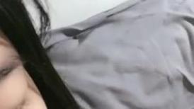 肉嘟嘟的可爱妹子，舌头撩人童颜巨乳躺下掰穴大黑牛加持震动刺激喷尿