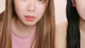 长发美少妇骚货带上妹妹做直播，全裸擦穴，特写黑蝴蝶清晰对白口交，女上位无套啪啪快速缴枪内射