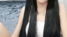 清纯系天花板！极品超嫩小萝莉！没怎么开发过嫩穴，干净无毛超粉，骑乘位抽插流出白浆