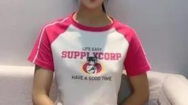 平台人气爆棚的萝莉女主播又漏水了激情演绎，给小哥深喉大鸡巴撅着屁股抠逼，无套抽插白虎逼对着窗外浪叫